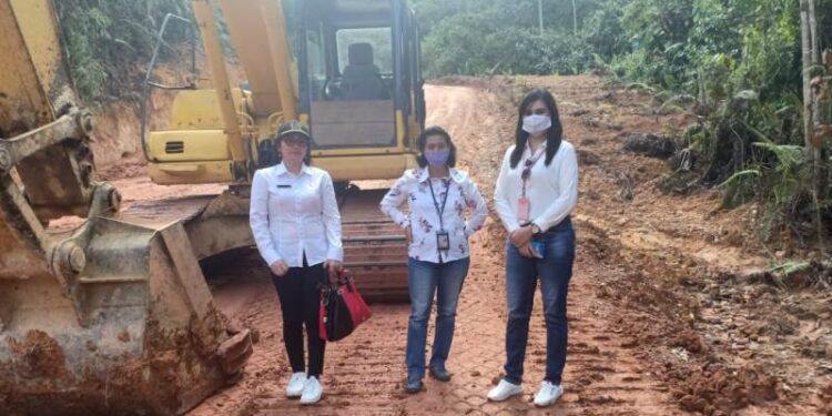 (Dari kiri) Legislator Gumas Cici Susilawati, Rayaniatie Djangkan, dan Dewi Sari saat meninjau pengerjaan proyek multiyears Tumbang Miri - Tumbang Sian - Tumbang Napoi, baru-baru ini. (ANT/IST)