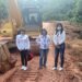 (Dari kiri) Legislator Gumas Cici Susilawati, Rayaniatie Djangkan, dan Dewi Sari saat meninjau pengerjaan proyek multiyears Tumbang Miri - Tumbang Sian - Tumbang Napoi, baru-baru ini. (ANT/IST)