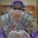 Petugas menunjukkan uang rupiah dan dolar AS di salah satu gerai penukaran mata uang asing di Jakarta. ANTARA FOTO/Reno Esnir/foc (ANTARA/RENO ESNIR)