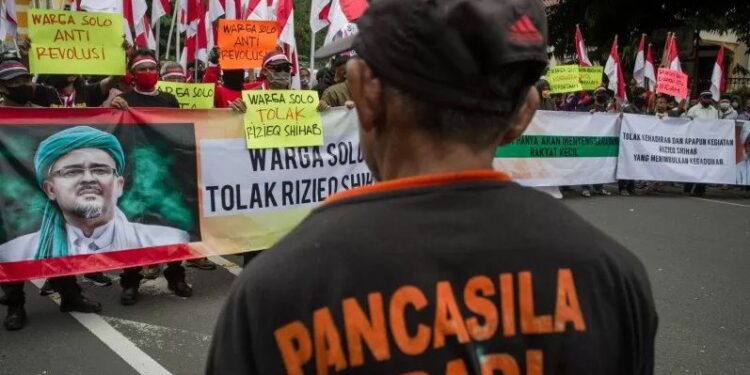Massa yang tergabung dalam Aliansi Warga Kota Solo Menolak Rizieq Shihab melakukan aksi unjuk rasa di Gladak, Solo, Jawa Tengah, Sabtu (21/11/2020). ANTARA FOTO/Mohammad Ayudha/foc.