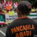 Massa yang tergabung dalam Aliansi Warga Kota Solo Menolak Rizieq Shihab melakukan aksi unjuk rasa di Gladak, Solo, Jawa Tengah, Sabtu (21/11/2020). ANTARA FOTO/Mohammad Ayudha/foc.