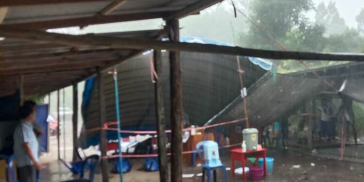 Hujan deras robohkan tenda TPS 2 Desa Takaras, Kecamatan Manuhing, Kabupaten Gunung Mas, Rabu, (9/12/2020). (ANT/Dokumentasi Pribadi)