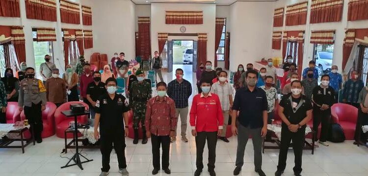 Anggota KPU Kalteng Wawan Wiraatmaja dan lainnya berfoto bersama usai pelaksanaan sosialisasi di Kelurahan Tewah, Kecamatan Tewah, Kabupaten Gunung Mas, Sabtu (5 Desember 2020). (Foto : KPU Gumas)
