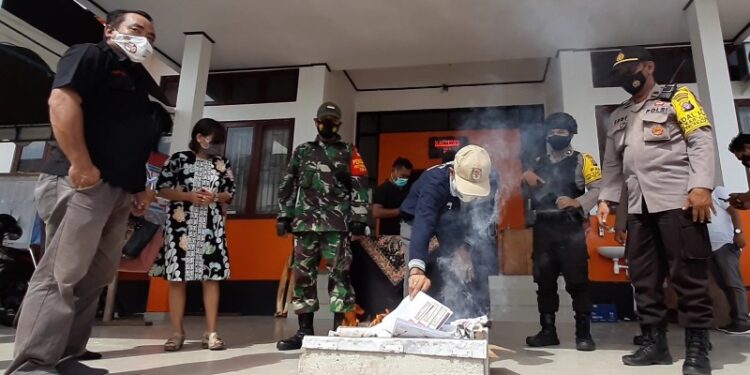 KPU Gumas bersama Bawaslu, perwakilan kepolisian, kejaksaan, dan lainnya memusnahkan surat suara rusak, di halaman kantor KPU setempat, Selasa (8 Desember 2020). (ANT)