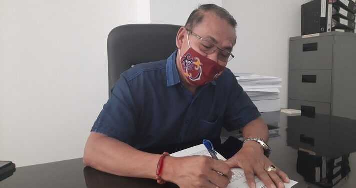 Legislator Gumas Punding S Merang beraktivitas di kantor DPRD setempat, Selasa (1 Desember 2020). (ANT)
