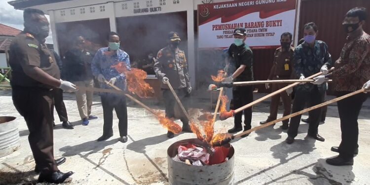 Kajari Gumas Anthony, Bupati Gumas Jaya S Monong, Kapolres Gumas AKBP Rudi Asriman, dan lainnya memusnahkan barang bukti uang palsu dengan cara dibakar di Kuala Kurun, Kamis (17/12/2020). (ANT)