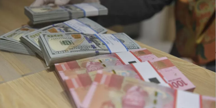Karyawan menghitung uang rupiah dan dolar AS di Bank Mandiri Syariah, Jakarta. ANTARA FOTO/Nova Wahyudi/wsj. (ANTARA FOTO/NOVA WAHYUDI)