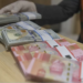 Karyawan menghitung uang rupiah dan dolar AS di Bank Mandiri Syariah, Jakarta. ANTARA FOTO/Nova Wahyudi/wsj. (ANTARA FOTO/NOVA WAHYUDI)