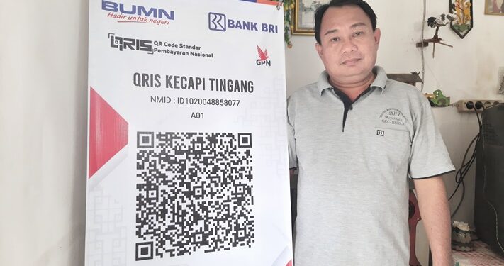 Harmuda, pengrajin alat musik tradisional dari Kelurahan Tampang Tumbang Anjir, Kecamatan Kurun, Kabupaten Gumas menunjukkan QR code Kecapi Tingang yang ada di kediamannya, Sabtu (23/1/2021). (MN-3)