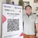 Harmuda, pengrajin alat musik tradisional dari Kelurahan Tampang Tumbang Anjir, Kecamatan Kurun, Kabupaten Gumas menunjukkan QR code Kecapi Tingang yang ada di kediamannya, Sabtu (23/1/2021). (MN-3)