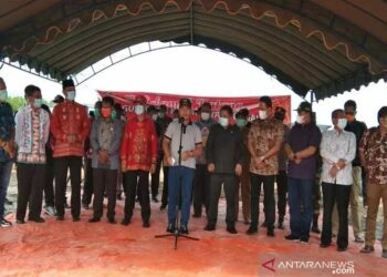 Gubernur Kalimantan Tengah Sugianto Sabran saat sambutan usai meninjau lokasi pemekaran Provinsi Kotawaringin, di Kecamatan Hanau, Kamis (7/1/2020). ANTARA/Radianor