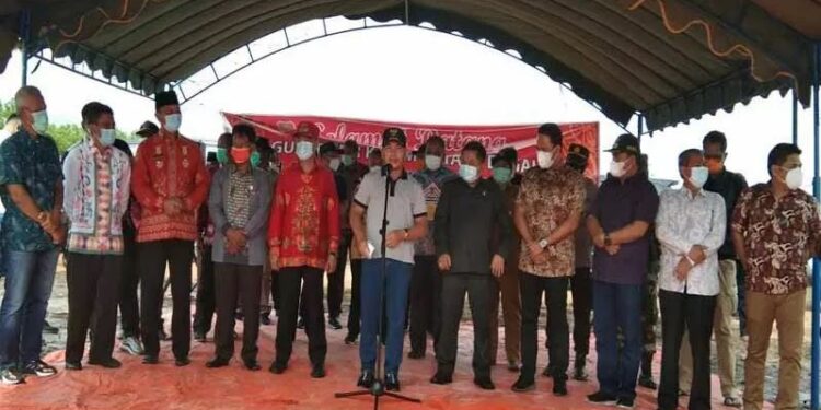 Gubernur Kalimantan Tengah Sugianto Sabran saat sambutan usai meninjau lokasi pemekaran Provinsi Kotawaringin, di Kecamatan Hanau, Kamis (7/1/2020). ANTARA/Radianor