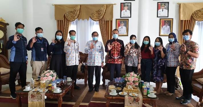Ayah dan Bunda GenRe Kalteng Jaya S Monong dan Mimie Mariatie Jaya S Monong berfoto bersama BKKBN Kalteng dan Forum GenRe Kalteng di Kuala Kurun, Rabu (27/1/2021). (Foto : Protokol dan Perjalanan Setda Gumas)