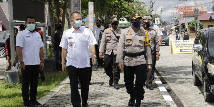 Bupati Gumas Jaya S Monong bersama Kapolres Gumas AKBP Rudi Asriman dan lainnya meninjau penerapan protokol kesehatan di Taman Kota Kuala Kurun, awal Juli 2020 lalu. (Foto : Protokol dan Perjalanan Setda Gumas)