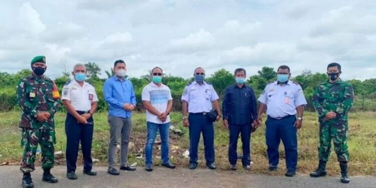 Anggota DPRD Kotawaringin Timur Muhammad Kurniawan Anwar, Bima Santoso dan Parningotan Lumban Gaol saat berkunjung ke Bandara Haji Asan Sampit terkait rencana pengembangan bandara itu, Rabu (27/1/2021). (ANT/IST)