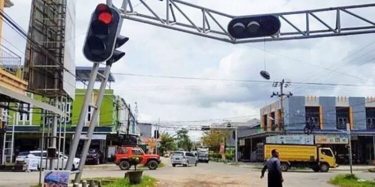 Gerbang di Jalan Pelita nyaris patah setelah ditabrak kendaran bermuatan alat berat, Rabu (27/1/2021) siang. (ANT/IST)