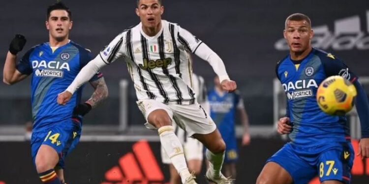 Penyerang Juventus, Cristiano Ronaldo saat menghadapi Udinese di Turin, 3 Januari 2020. (ANT/AFP/MARCO BERTORELLO)