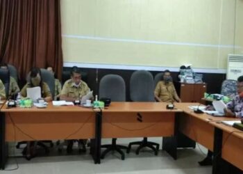 Ketua Badan Pembentukan Peraturan Daerah (Bapemperda) DPRD Seruyan Arahman (baju batik) saat menyampaikan pendapat di rapat pembahasan hasil fasilitasi beberapa buah Raperda, di ruang rapat DPRD, Senin (4/1/2020). (ANT)