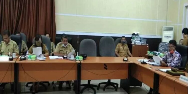 Ketua Badan Pembentukan Peraturan Daerah (Bapemperda) DPRD Seruyan Arahman (baju batik) saat menyampaikan pendapat di rapat pembahasan hasil fasilitasi beberapa buah Raperda, di ruang rapat DPRD, Senin (4/1/2020). (ANT)
