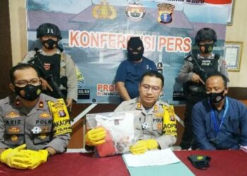 Kapolres AKBP Abdoel Harris Jakin didampingi Wakapolres Kompol Abdul Aziz Septiadi menunjukkan tersangka dan barang bukti dugaan sodomi terhadap anak di bawah umur, Kamis (7/1/2021). (ANT)