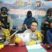 Kapolres AKBP Abdoel Harris Jakin didampingi Wakapolres Kompol Abdul Aziz Septiadi menunjukkan tersangka dan barang bukti dugaan sodomi terhadap anak di bawah umur, Kamis (7/1/2021). (ANT)
