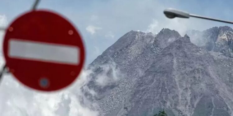 Gunung Merapi difoto dari kawasan Kaliurang, Sleman, D.I Yogyakarta, Rabu (18/11/2020). (ANT)