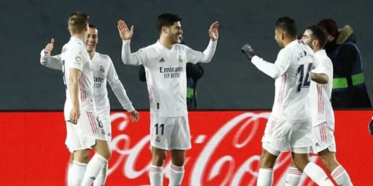 Para pemain Real Madrid merayakan gol Marco Asensio (tengah) ke gawang Celta Vigo dalam lanjutan Liga Spanyol di Stadion Alfredo di Stefano, Madrid, Spanyol, Sabtu (2/1/2021) waktu setempat. (ANT/REUTERS/Juan Medina)