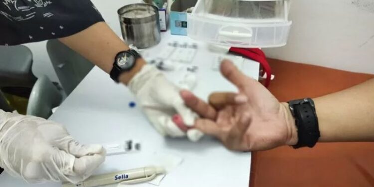 Dokumentasi. Warga melakukan tes cepat untuk mendeteksi paparan COVID-19 di Palangka Raya (2/12/2020). (ANT)