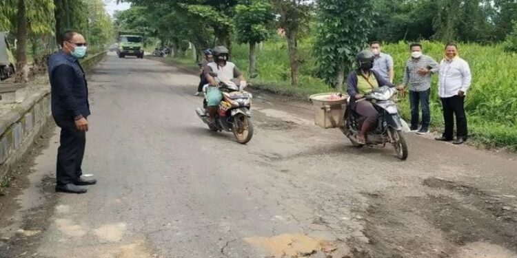 Anggota Komisi IV DPRD Kabupaten Kotawaringin Timur, Bima Santoso (kiri) saat bersama Komisi IV saat meninjau kerusakan Jalan HM Arsyad, Selasa (5/1/2021) lalu. (ANT)