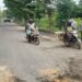 Anggota Komisi IV DPRD Kabupaten Kotawaringin Timur, Bima Santoso (kiri) saat bersama Komisi IV saat meninjau kerusakan Jalan HM Arsyad, Selasa (5/1/2021) lalu. (ANT)