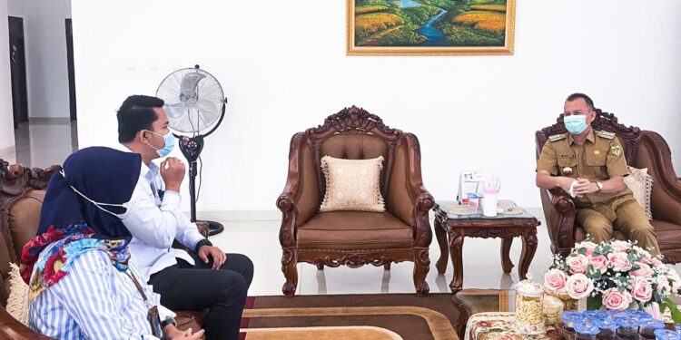 Bupati Gumas Jaya S Monong (kanan) berdiskusi dengan Plt Manajer PLN ULP Kuala Kurun Agung Darmawan di Kuala Kurun, Selasa (5/1/2021). (Foto : Protokol dan Perjalanan Setda Gumas)