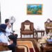 Bupati Gumas Jaya S Monong (kanan) berdiskusi dengan Plt Manajer PLN ULP Kuala Kurun Agung Darmawan di Kuala Kurun, Selasa (5/1/2021). (Foto : Protokol dan Perjalanan Setda Gumas)