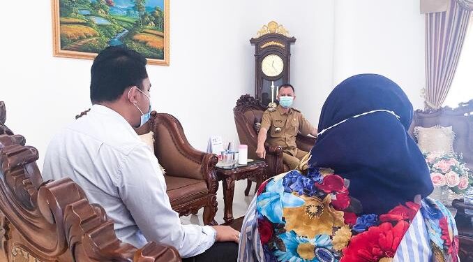 Bupati Gumas Jaya S Monong berdiskusi dengan Plt Manajer PLN ULP Kuala Kurun Agung Darmawan di Kuala Kurun, Selasa (5/1/2021). (Foto : Protokol dan Perjalanan Setda Gumas)