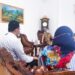 Bupati Gumas Jaya S Monong berdiskusi dengan Plt Manajer PLN ULP Kuala Kurun Agung Darmawan di Kuala Kurun, Selasa (5/1/2021). (Foto : Protokol dan Perjalanan Setda Gumas)