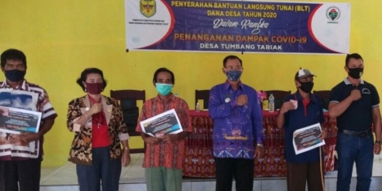 Foto dokumentasi - Legislator Kabupaten Gumas (kiri kedua) saat menghadiri penyaluran BLT DD di Desa Tumbang Tariak, Kecamatan Kurun pada tahun 2020 lalu. (Foto : Pemerintah Desa Tumbang Tariak)