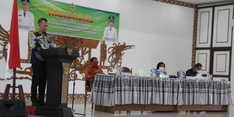 Bupati Gumas Jaya S Monong (berdiri) bersama Wakil Bupati Efrensia LP Umbing, Ketua DPRD Akerman Sahidar, dan Sekda Yansiterson, ketika memberikan arahan pada rakordal evaluasi pelaksanaan pembangunan tahun 2020, dan rencana pelaksanaan pembangunan tahun anggaran 2021, di GPU Damang Batu, Kamis (7/1) pagi. (Foto : PWI Gunung Mas)