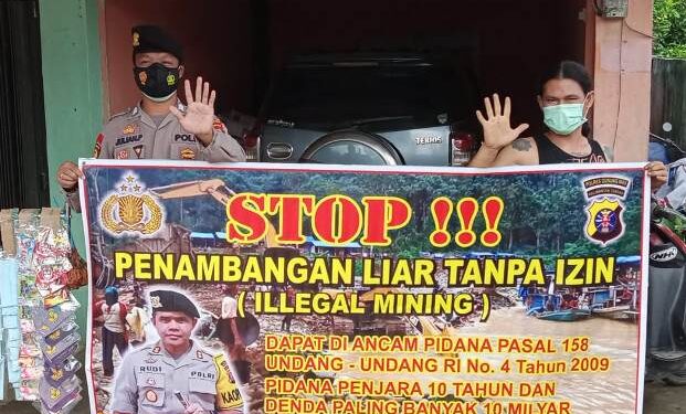 Anggota Polsek Rungan saat melakukan sosialisasi dan imbauan agar menghindari penambangan liar tanpa izin.