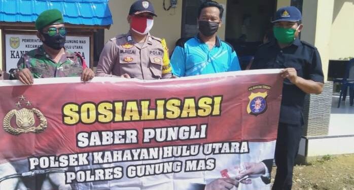 Anggota Polsek Kahut saat melakukan sosialisasi saber pungli di Desa Dandang, Kecamatan Kahayan Hulu Utara, Kabupaten Gunung Mas, Selasa (26/1/2021).