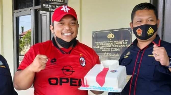 Kasatresnarkoba Polres Gumas Ipda Budi Utomo (kanan) memberi kue ulang tahun kepada Anggota Satresnarkoba Polres Gunung Mas Brigadir Dwi Rizky Ferianto. (Foto : Polres Gumas)