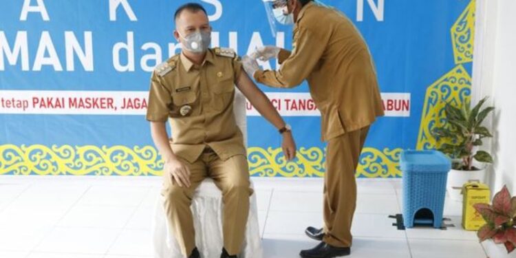 Bupati Gumas Jaya S Monong menjalani vaksinasi COVID-19 saat kick off vaksinasi COVID-19 di Puskesmas Tampang Tumbang Anjir, Kecamatan Kurun, Senin (1/2/2021). (Foto : Protokol dan Perjalanan Setda Gumas)