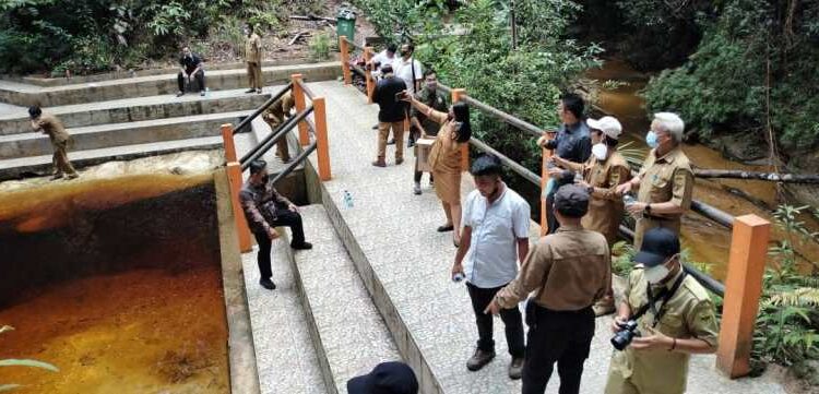 Pemkab dan DPRD Kabupaten Gumas saat menerima kunjungan DPRD Kabupaten Lamandau ke Tahura Lapak Jaru, Senin (8/2/2021). (Foto : DLHKP Gumas)