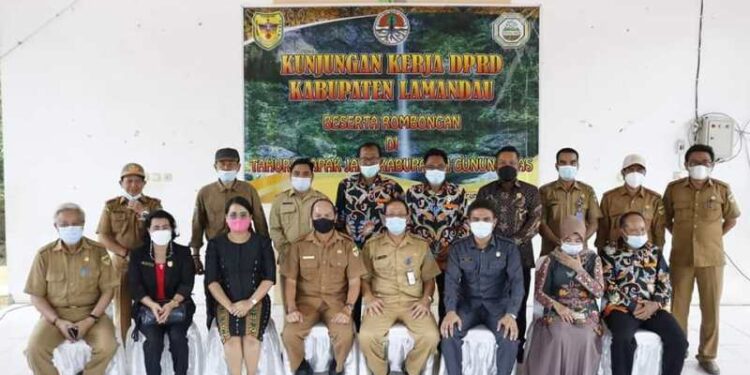 Pemda Gumas bersama DPRD Lamandau saat kunker di Tahura Lapak Jaru Kecamatan Kurun Kabupaten Gumas, Senin (8/2/2021). (Foto : DLHKP Gumas)
