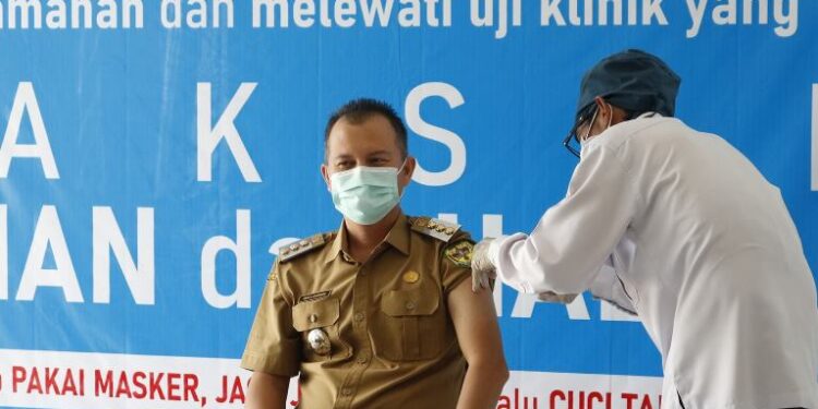 Bupati Gumas Jaya S Monong menjalani vaksinasi COVID-19 dosis kedua di Puskesmas Tampang Tumbang Anjir, Kecamatan Kurun, Senin (15/2/2021). (Foto : Protokol dan Perjalanan Setda Gumas)