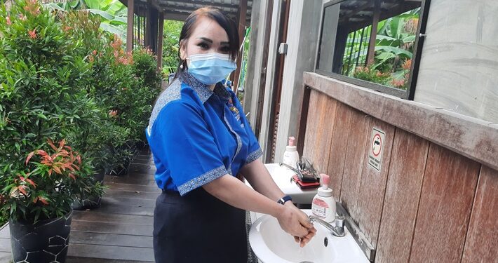 Legislator Kabupaten Gumas Cici Susilawati memanfaatkan fasilitas cuci tangan saat mengunjungi salah satu rumah makan di Kuala Kurun, baru-baru ini.