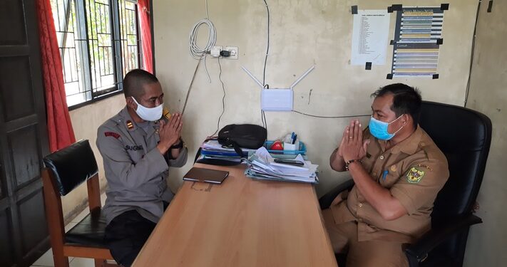 Foto // Kapolsek Kurun Iptu Sugeng Purwanto berkoordinasi dengan Lurah Tampang Tumbang Anjir Berjoaldi, di kantor kelurahan setempat, Senin (15/2/2021).