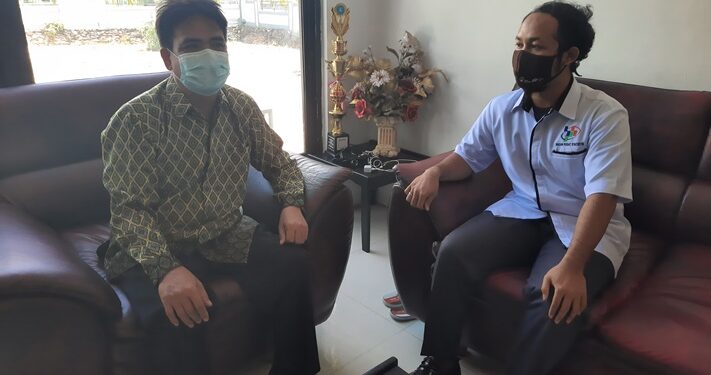 Kepala BPS Kabupaten Gumas Waras (kiri) dan Statistisi Pertama BPS Kabupaten Gumas Akhino Yogi Pranata saat memberi keterangan kepada awak media di Kuala Kurun, Rabu (17/2/2021).