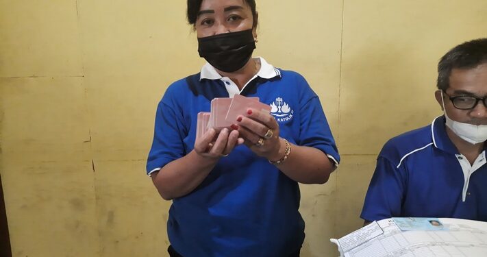 Kepala Bidang Pelayanan dan Pendaftaran Penduduk pada Disdukcapil Gumas Younita Asmayanti menunjukkan blanko KIA yang saat ini tersedia di kantor Disdukcapil setempat, Jumat (19/2/2021). (ANT)