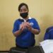 Kepala Bidang Pelayanan dan Pendaftaran Penduduk pada Disdukcapil Gumas Younita Asmayanti menunjukkan blanko KIA yang saat ini tersedia di kantor Disdukcapil setempat, Jumat (19/2/2021). (ANT)