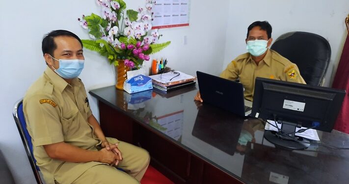 Kepala Disbudpar Gumas Eigh Manto (kanan) dan Kepala Bidang Pelestarian Cagar Budaya, Permuseuman dan Registrasi Data Yudi Darma saat memberi keterangan di Kuala Kurun, Senin (22/2/2021).