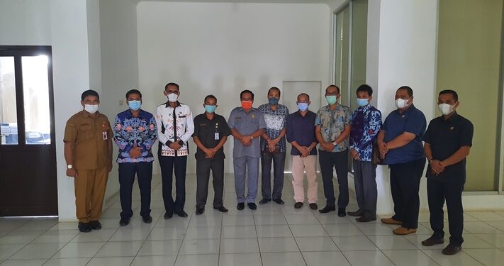 Ketua DPRD Gumas Akerman Sahidar didampingi Anggota DPRD Gumas Punding S Merang dan Sekretaris DPRD Gumas Yulius Agau saat menerima kunjungan DPRD Katingan di ruang kerjanya, Senin (22/2/2021).